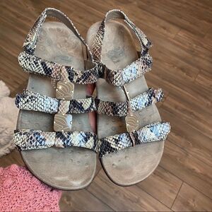 Vionic Amber 8 Wide Reptile Velcro Sandals